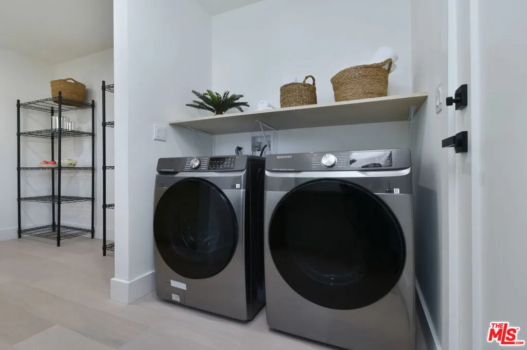 Encino, California 91436, United States, 4 Bedrooms Bedrooms, ,2 BathroomsBathrooms,Residential,Active,189320