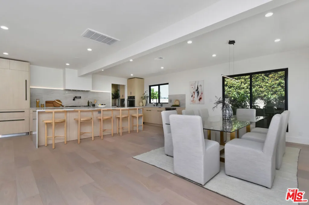 Encino, California 91436, United States, 4 Bedrooms Bedrooms, ,2 BathroomsBathrooms,Residential,Active,189320