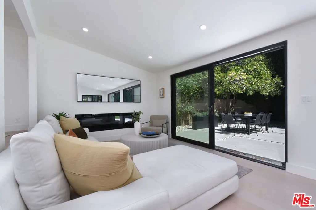 Encino, California 91436, United States, 4 Bedrooms Bedrooms, ,2 BathroomsBathrooms,Residential,Active,189320