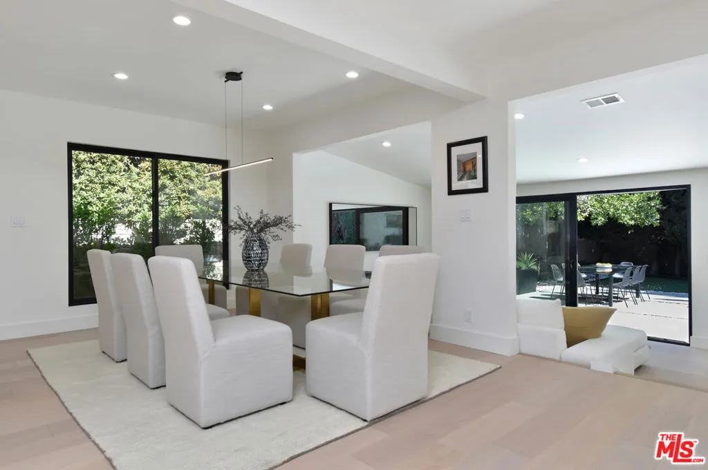 Encino, California 91436, United States, 4 Bedrooms Bedrooms, ,2 BathroomsBathrooms,Residential,Active,189320