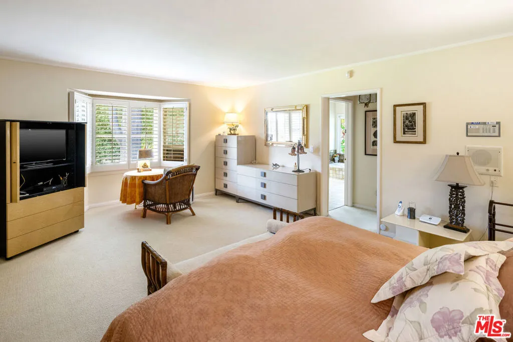 Pacific Palisades, California 90272, United States, 4 Bedrooms Bedrooms, ,4 BathroomsBathrooms,Residential,Active,139702