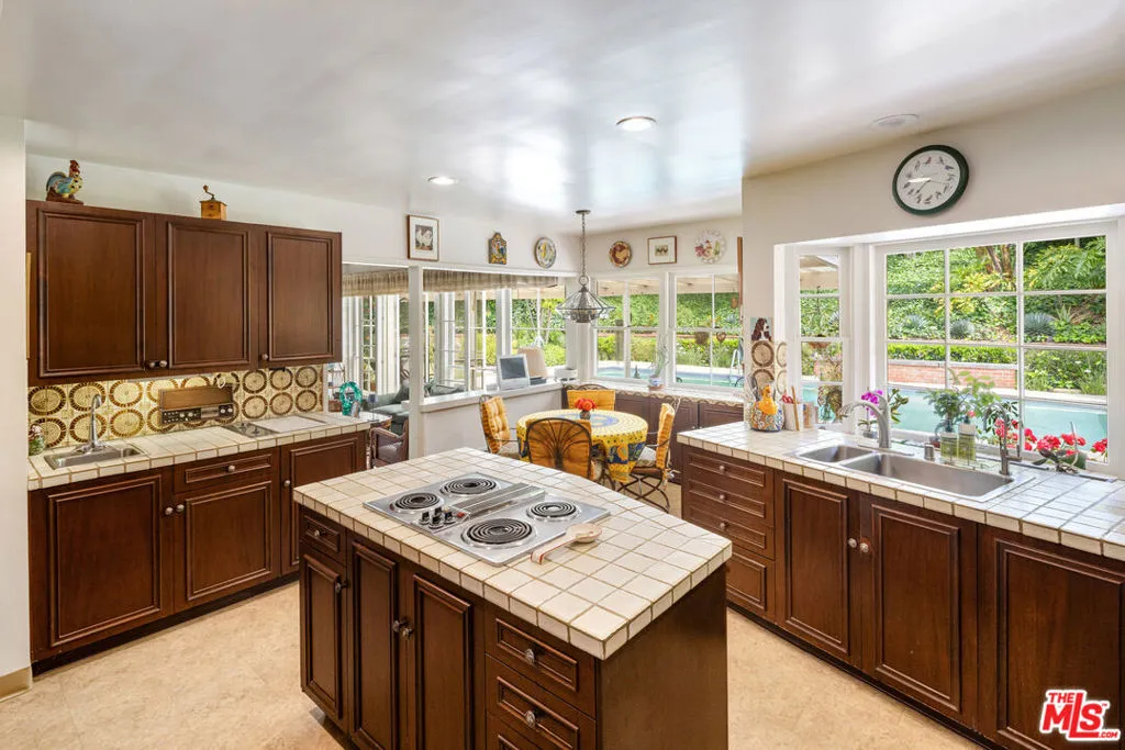 Pacific Palisades, California 90272, United States, 4 Bedrooms Bedrooms, ,4 BathroomsBathrooms,Residential,Active,139702