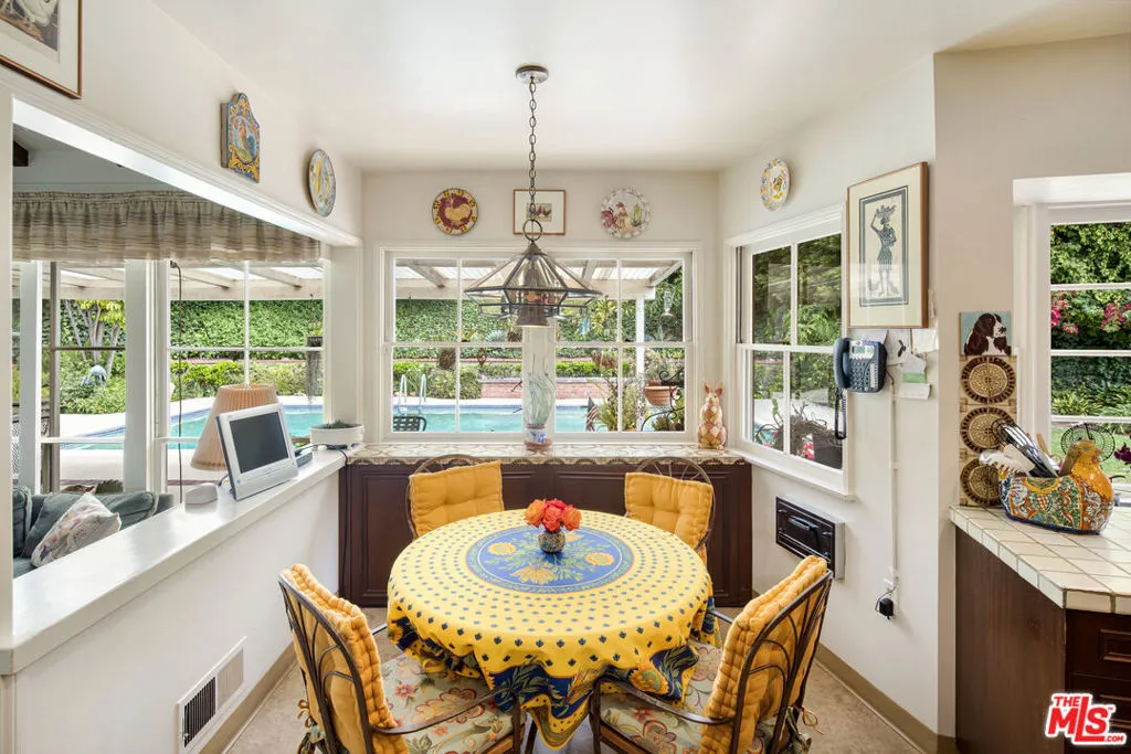 Pacific Palisades, California 90272, United States, 4 Bedrooms Bedrooms, ,4 BathroomsBathrooms,Residential,Active,139702