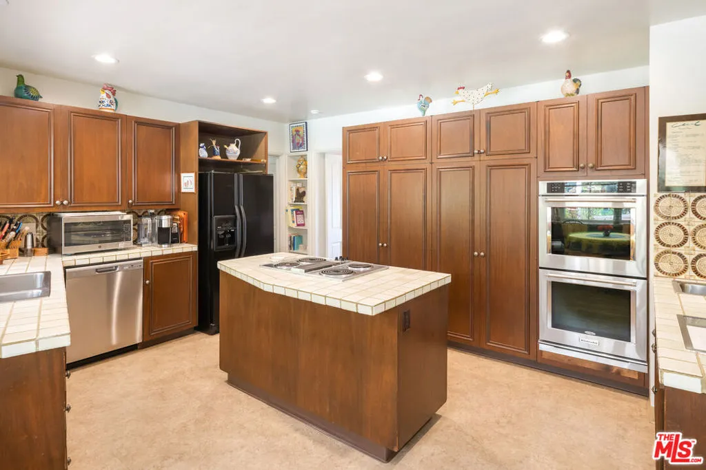 Pacific Palisades, California 90272, United States, 4 Bedrooms Bedrooms, ,4 BathroomsBathrooms,Residential,Active,139702