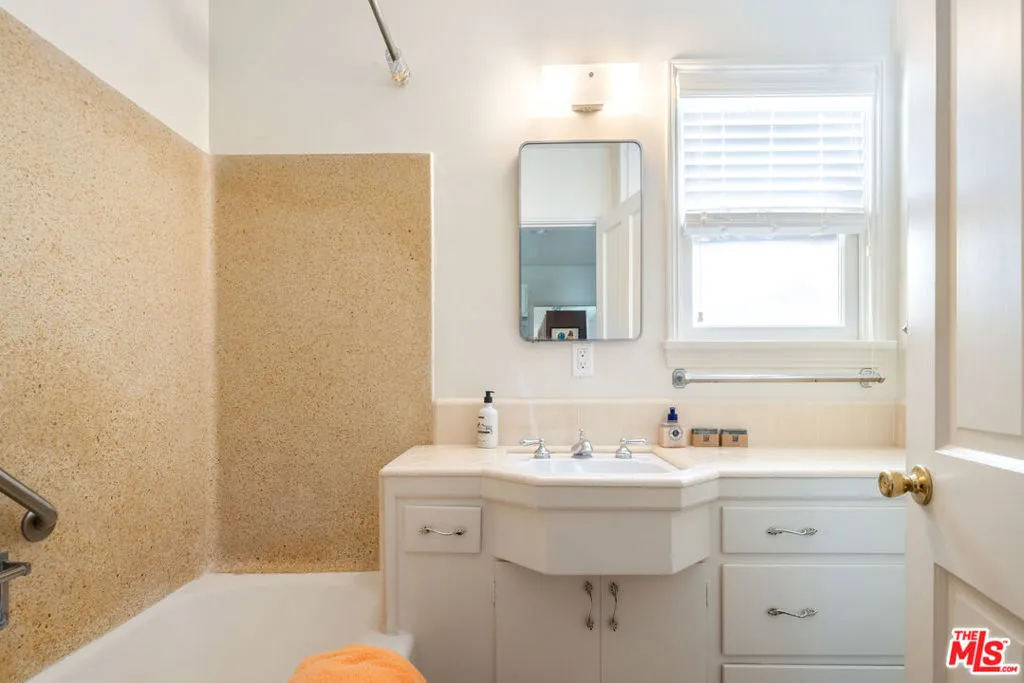 Pacific Palisades, California 90272, United States, 4 Bedrooms Bedrooms, ,4 BathroomsBathrooms,Residential,Active,139702