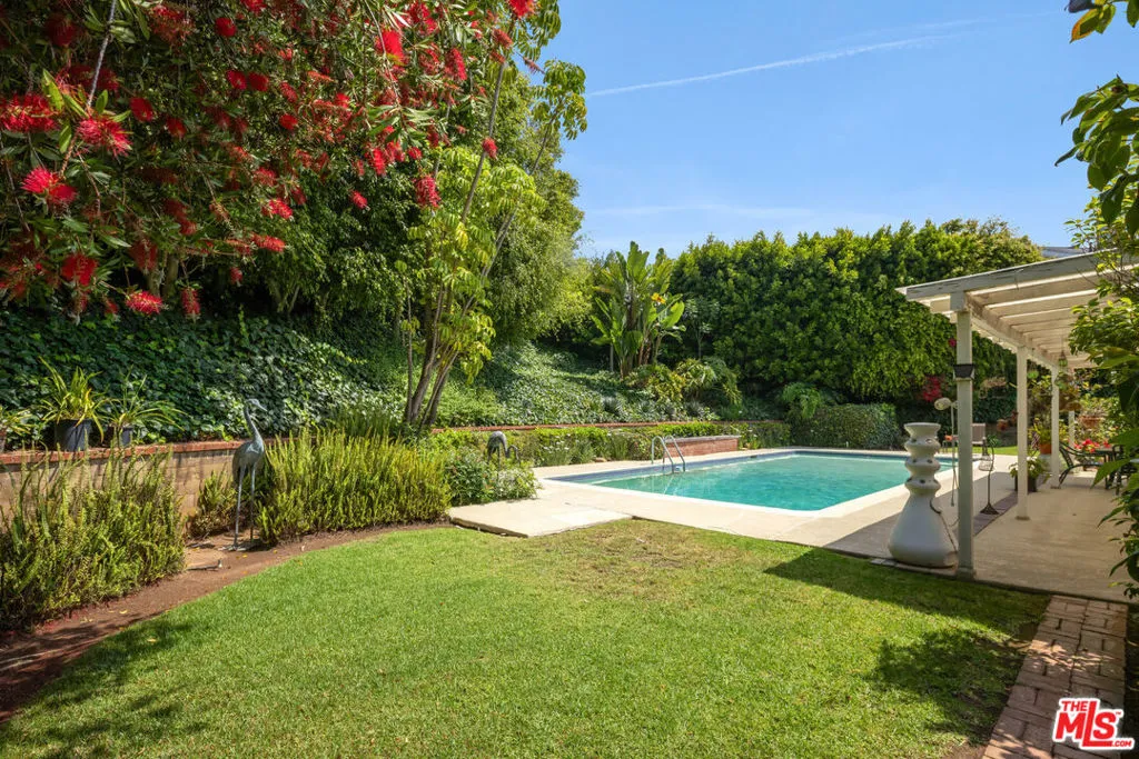 Pacific Palisades, California 90272, United States, 4 Bedrooms Bedrooms, ,4 BathroomsBathrooms,Residential,Active,139702