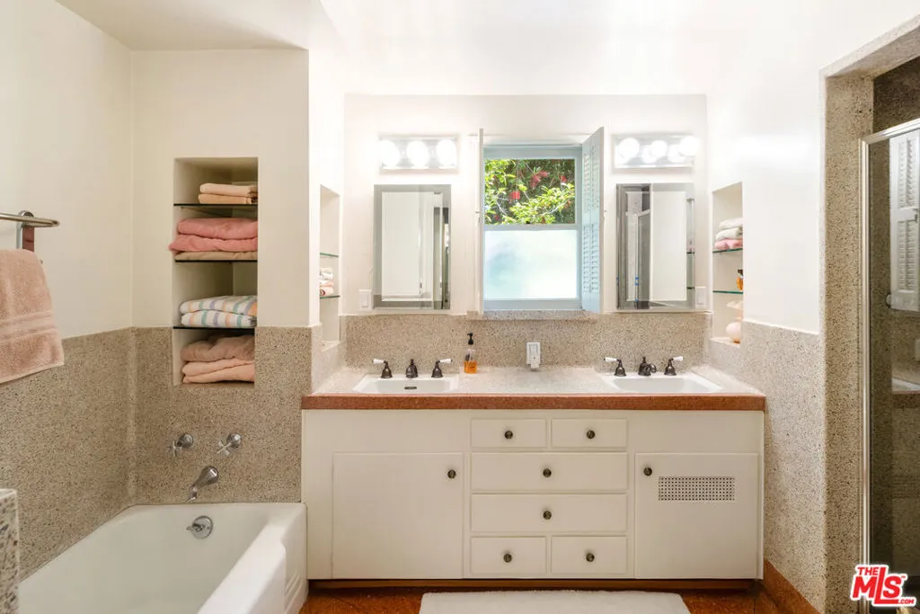 Pacific Palisades, California 90272, United States, 4 Bedrooms Bedrooms, ,4 BathroomsBathrooms,Residential,Active,139702