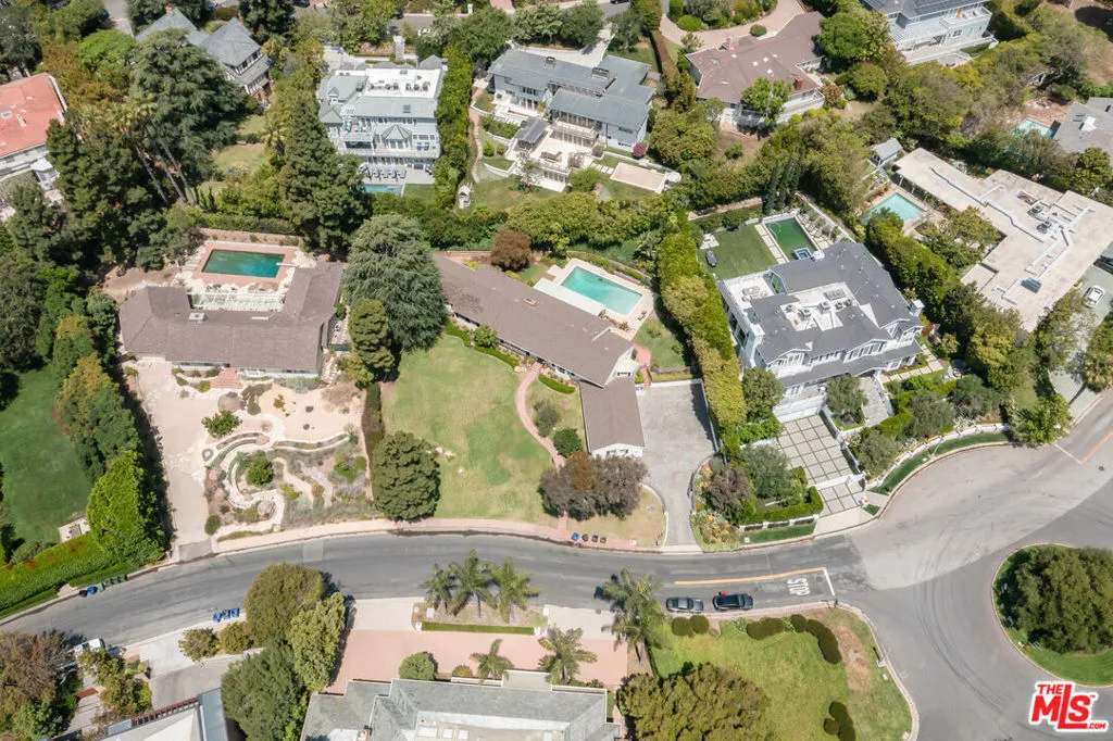 Pacific Palisades, California 90272, United States, 4 Bedrooms Bedrooms, ,4 BathroomsBathrooms,Residential,Active,139702