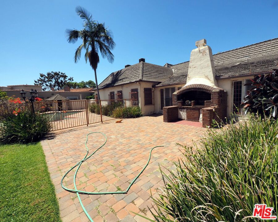 Properties 3 742 Schumacher Drive