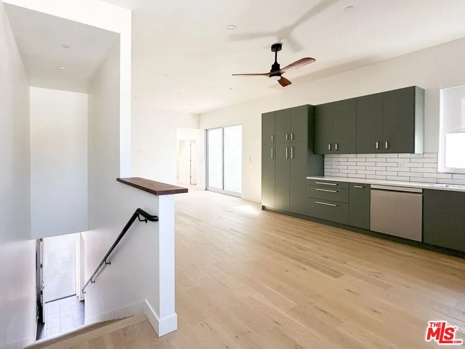 Santa Monica, California 90404, United States, 2 Bedrooms Bedrooms, ,2 BathroomsBathrooms,Residential,Active,147798