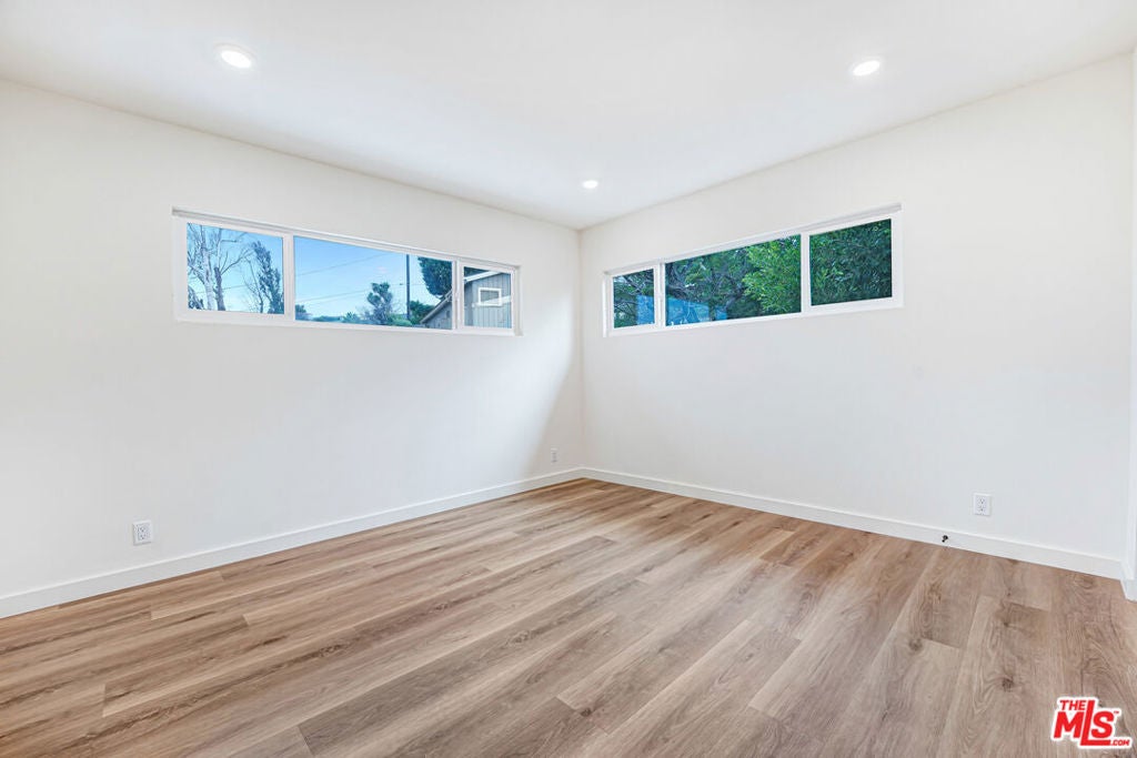 16185 W Sunset Blvd 9