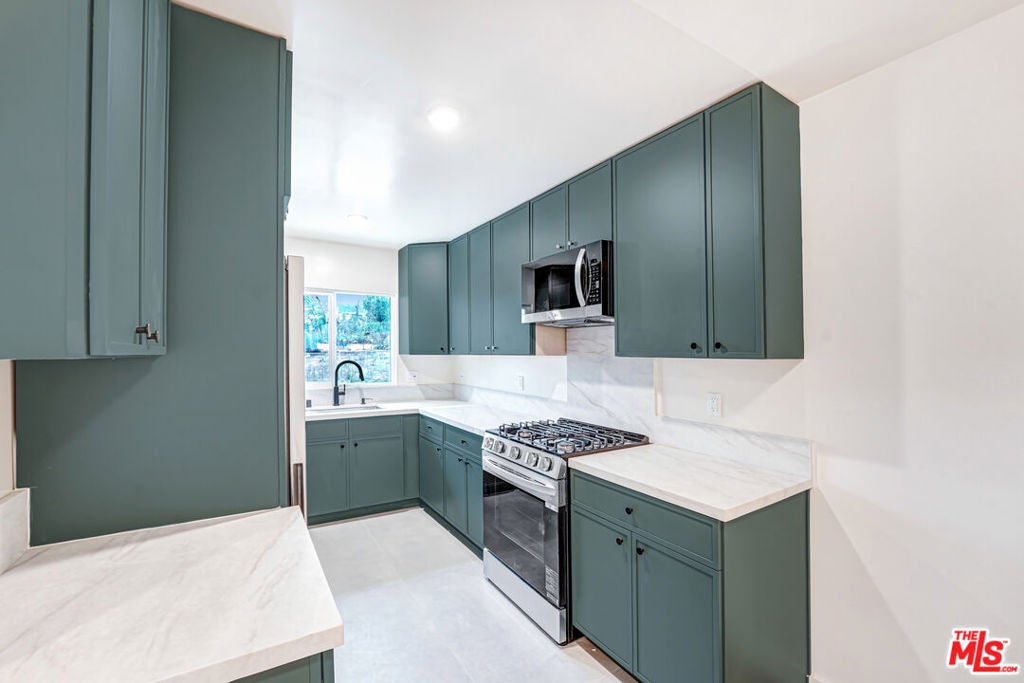 16185 W Sunset Blvd 9