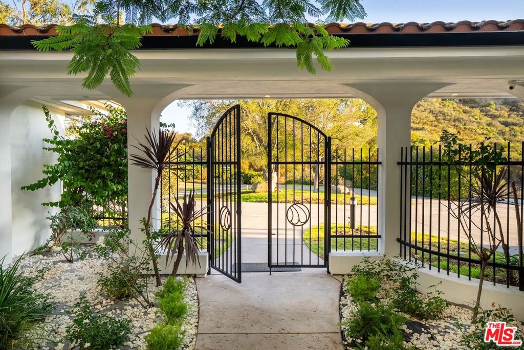 Properties 2 21965 Saddle Peak Road