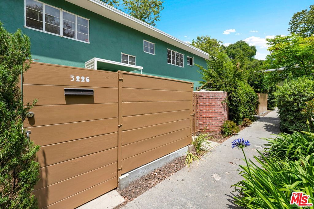 5226 Village Green