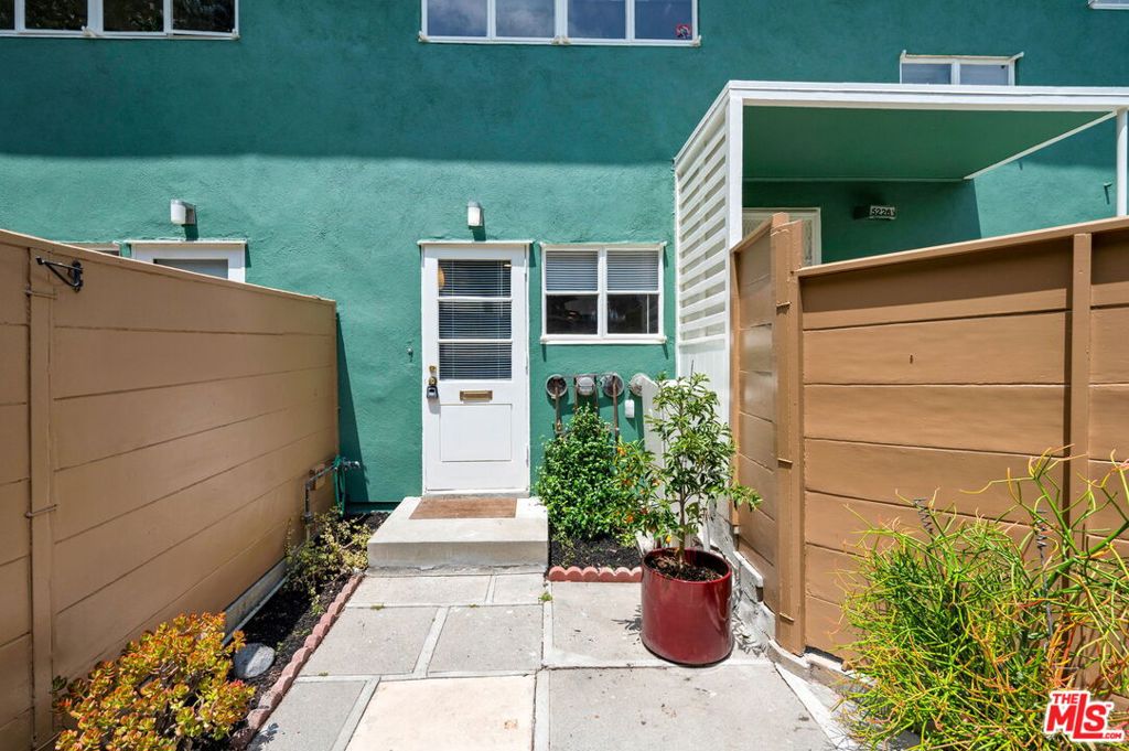 5226 Village Green