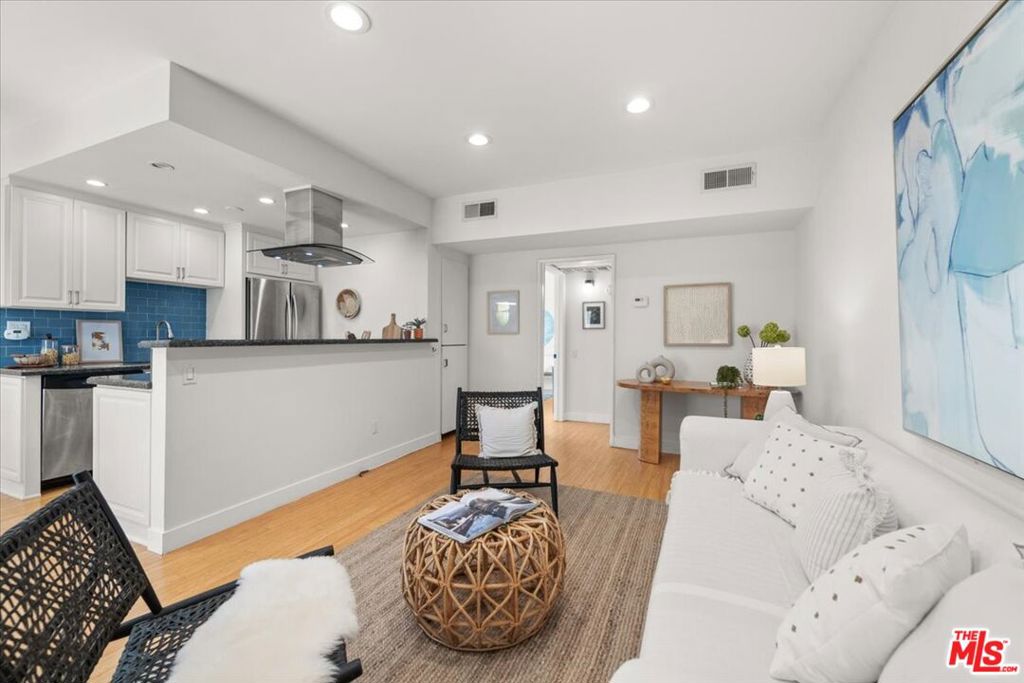 Properties 4 622 S Barrington Avenue 100