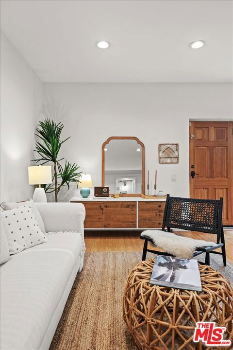 Properties 3 622 S Barrington Avenue 100