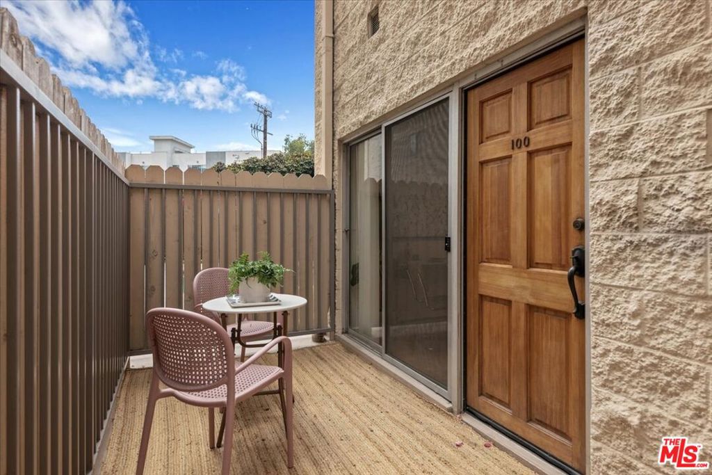 Properties 1 622 S Barrington Avenue 100