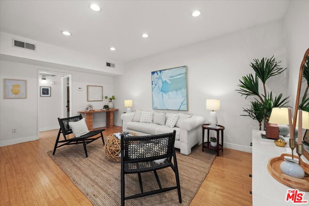 Properties 2 622 S Barrington Avenue 100