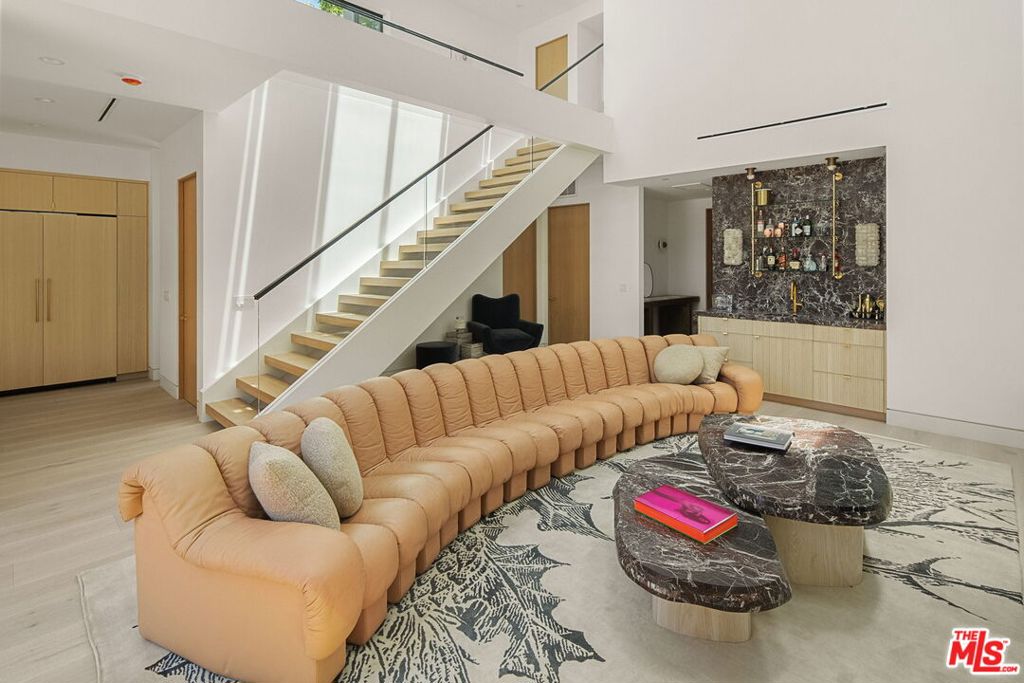 Properties 2 738 Palms Boulevard