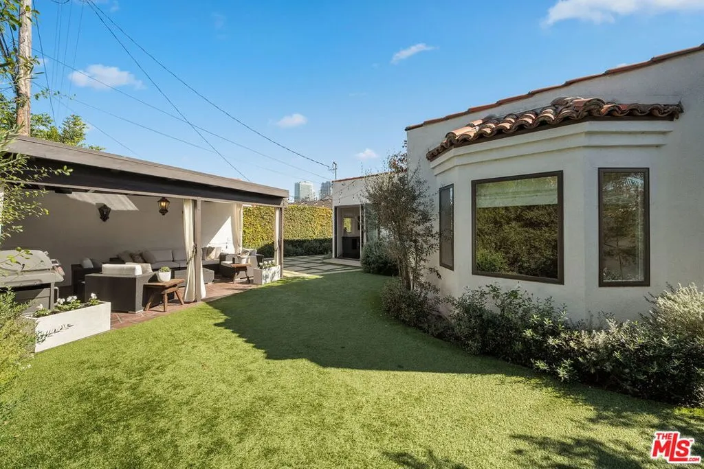 Los Angeles, California 90024, United States, 3 Bedrooms Bedrooms, ,3 BathroomsBathrooms,Residential,Active,241596