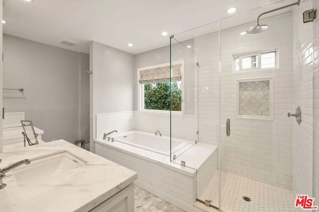 Los Angeles, California 90024, United States, 3 Bedrooms Bedrooms, ,3 BathroomsBathrooms,Residential,Active,241596