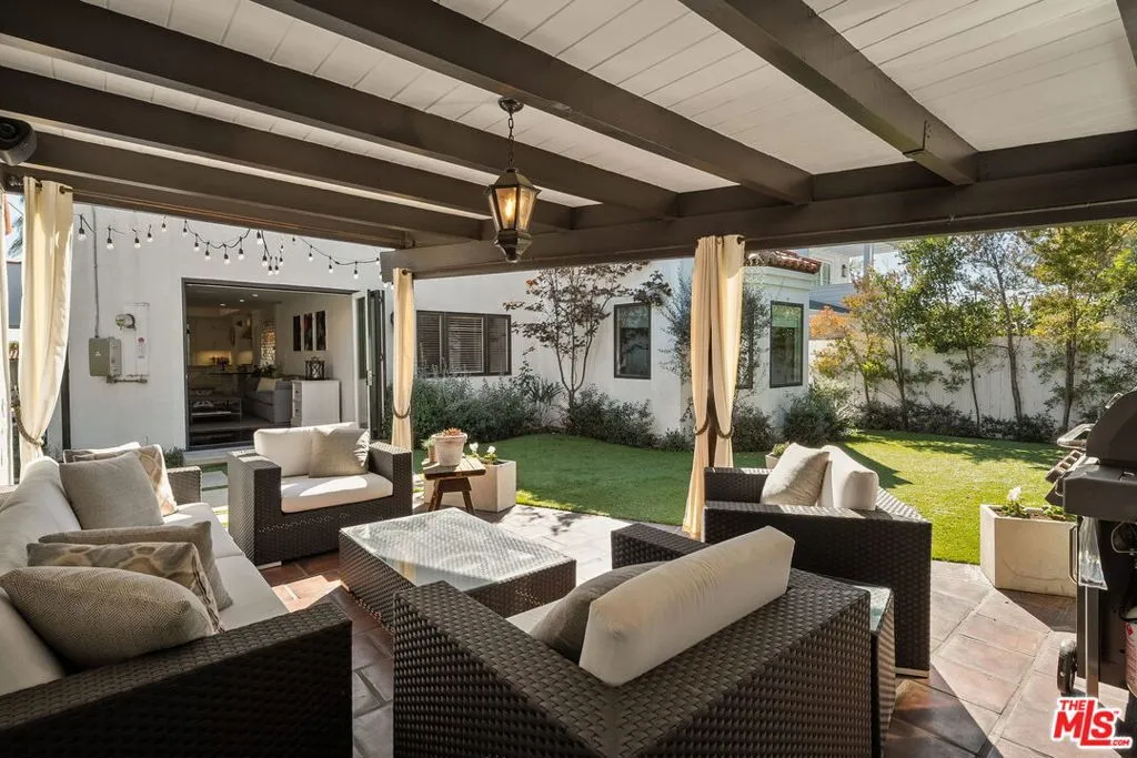 Los Angeles, California 90024, United States, 3 Bedrooms Bedrooms, ,3 BathroomsBathrooms,Residential,Active,241596