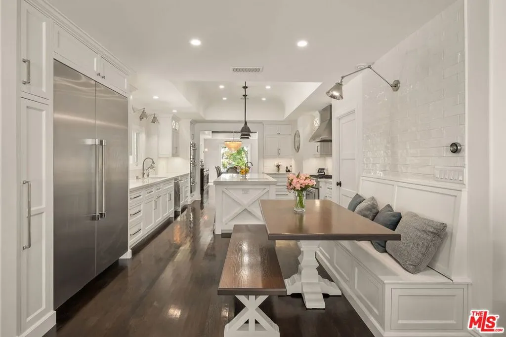 Los Angeles, California 90024, United States, 3 Bedrooms Bedrooms, ,3 BathroomsBathrooms,Residential,Active,241596