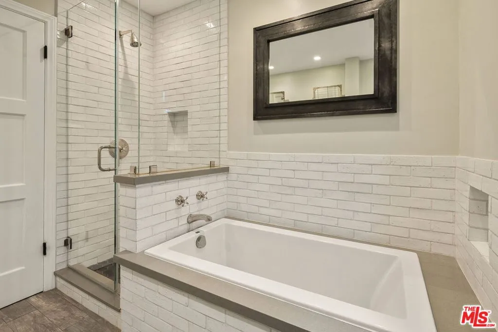 Los Angeles, California 90024, United States, 3 Bedrooms Bedrooms, ,3 BathroomsBathrooms,Residential,Active,241596