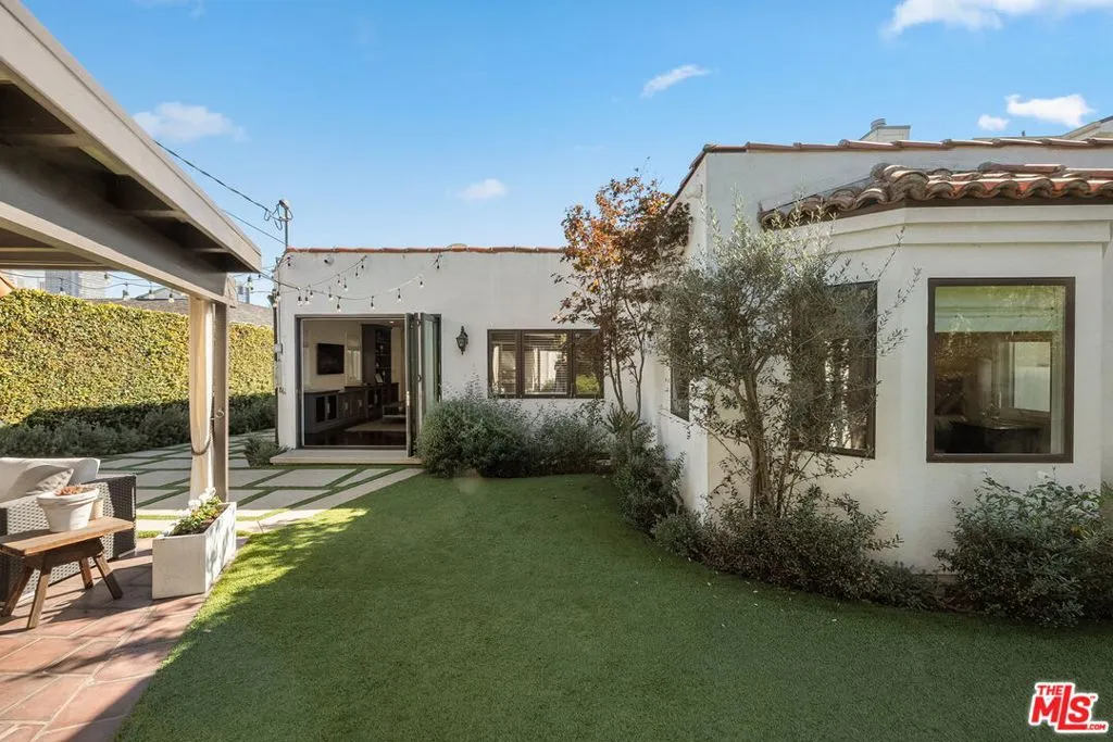 Los Angeles, California 90024, United States, 3 Bedrooms Bedrooms, ,3 BathroomsBathrooms,Residential,Active,241596