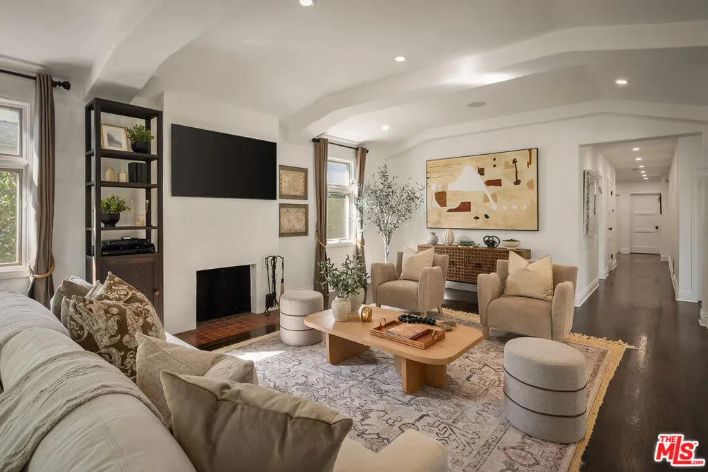 Los Angeles, California 90024, United States, 3 Bedrooms Bedrooms, ,3 BathroomsBathrooms,Residential,Active,241596