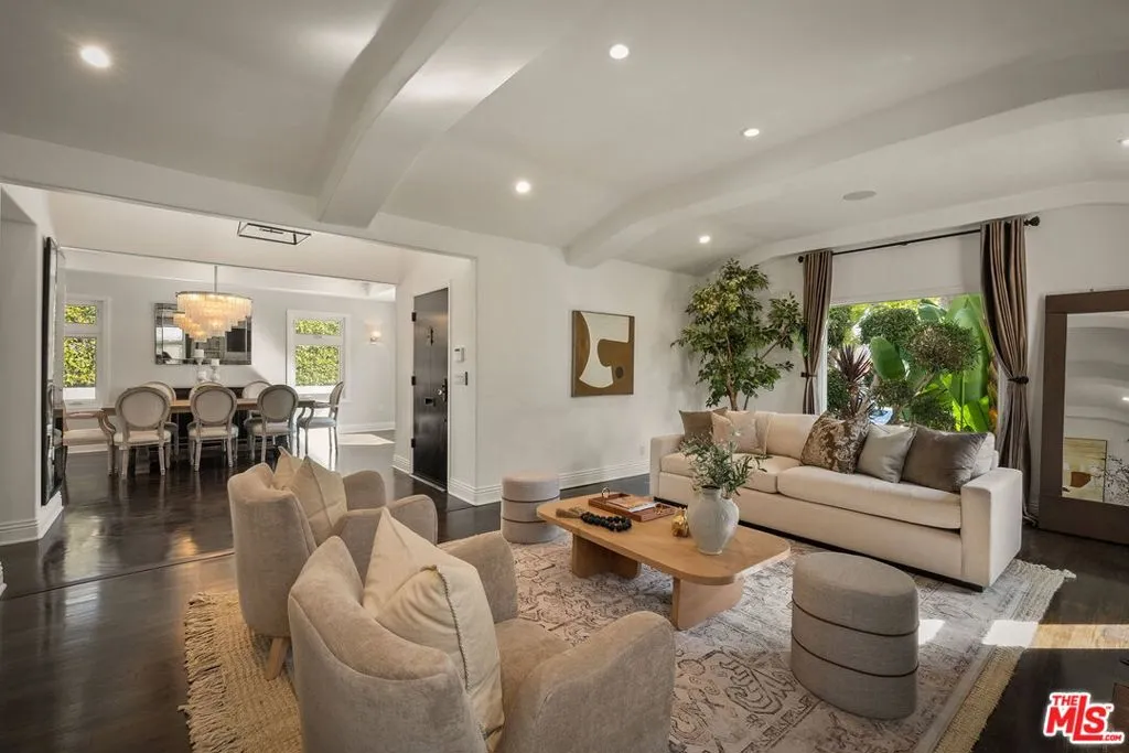 Los Angeles, California 90024, United States, 3 Bedrooms Bedrooms, ,3 BathroomsBathrooms,Residential,Active,241596