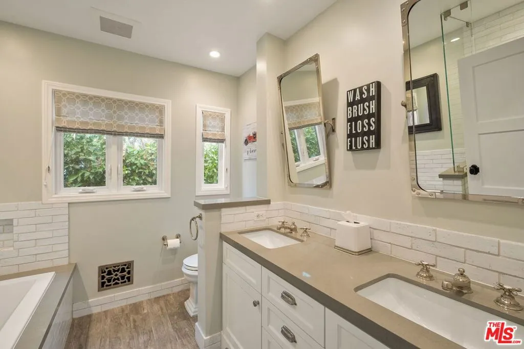 Los Angeles, California 90024, United States, 3 Bedrooms Bedrooms, ,3 BathroomsBathrooms,Residential,Active,241596