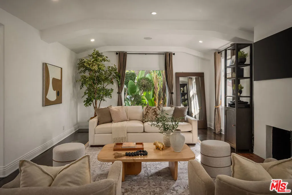 Los Angeles, California 90024, United States, 3 Bedrooms Bedrooms, ,3 BathroomsBathrooms,Residential,Active,241596