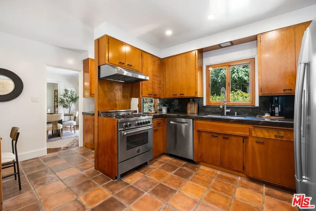 Los Angeles, California 90064, United States, 3 Bedrooms Bedrooms, ,2 BathroomsBathrooms,Residential,Active,146435