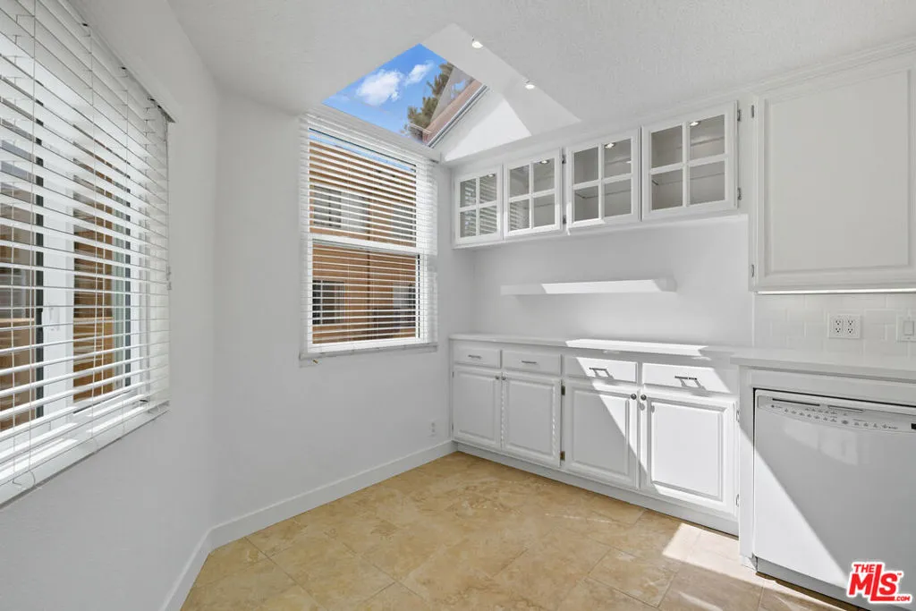 Tarzana, California 91356, United States, 2 Bedrooms Bedrooms, ,3 BathroomsBathrooms,Residential,Active,217355