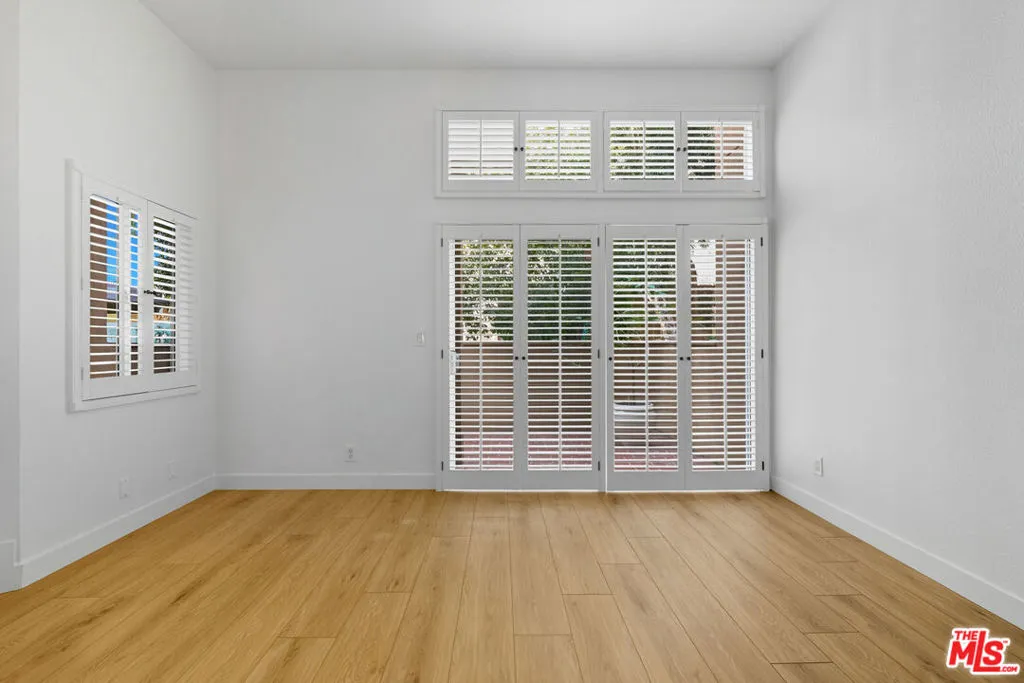 Tarzana, California 91356, United States, 2 Bedrooms Bedrooms, ,3 BathroomsBathrooms,Residential,Active,217355