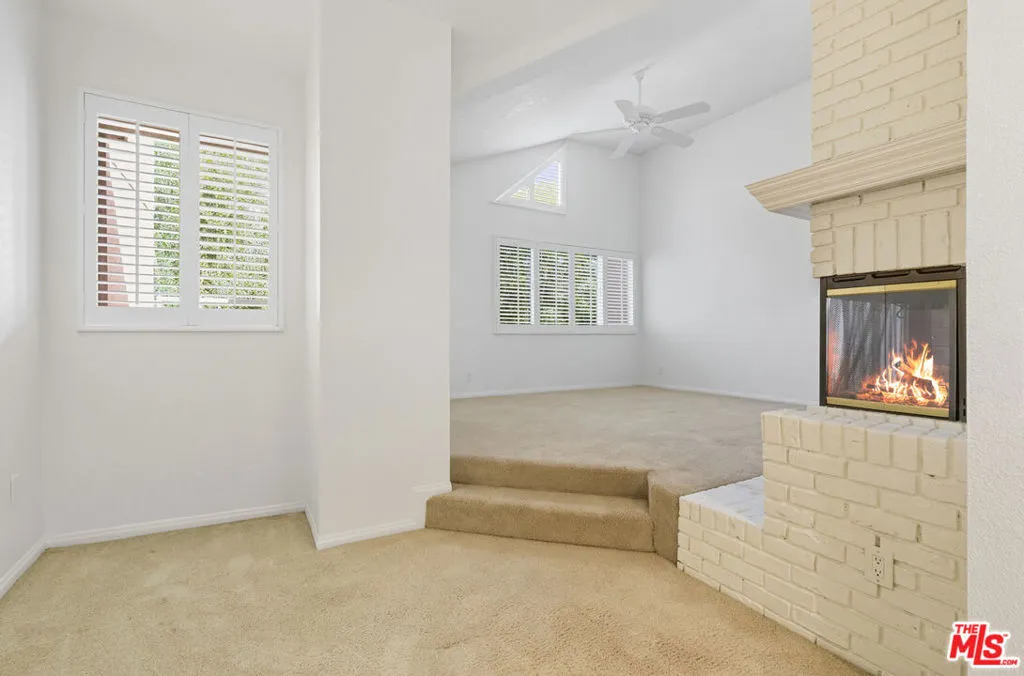 Tarzana, California 91356, United States, 2 Bedrooms Bedrooms, ,3 BathroomsBathrooms,Residential,Active,217355