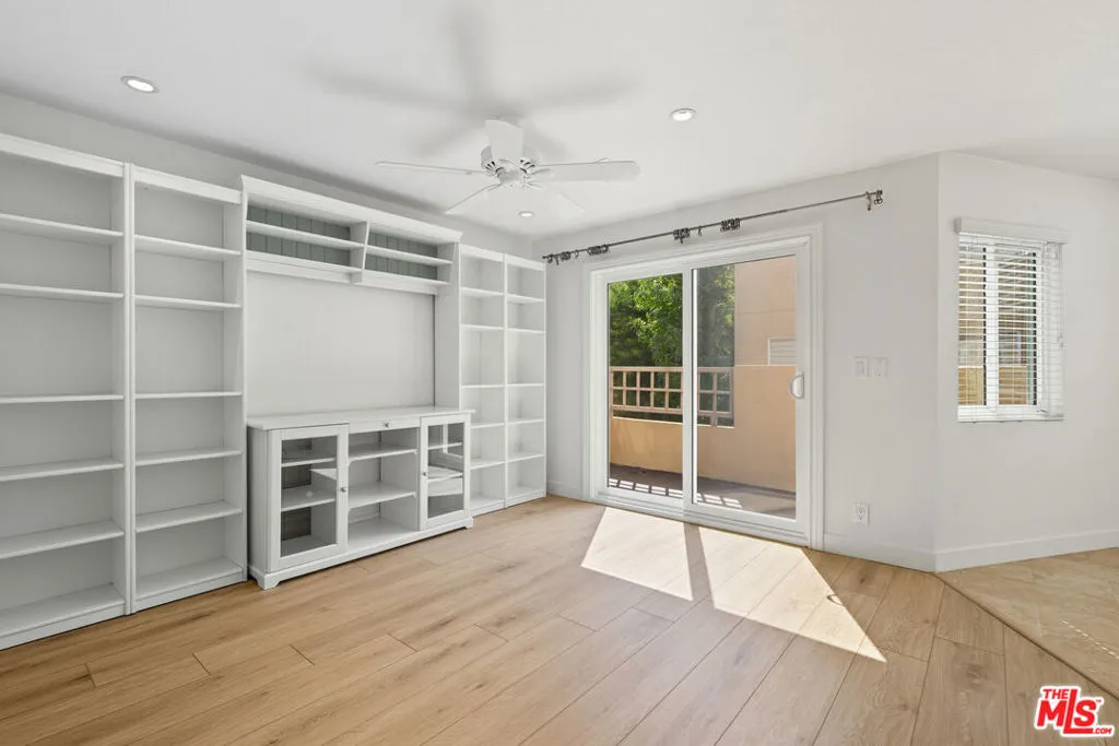 Tarzana, California 91356, United States, 2 Bedrooms Bedrooms, ,3 BathroomsBathrooms,Residential,Active,217355