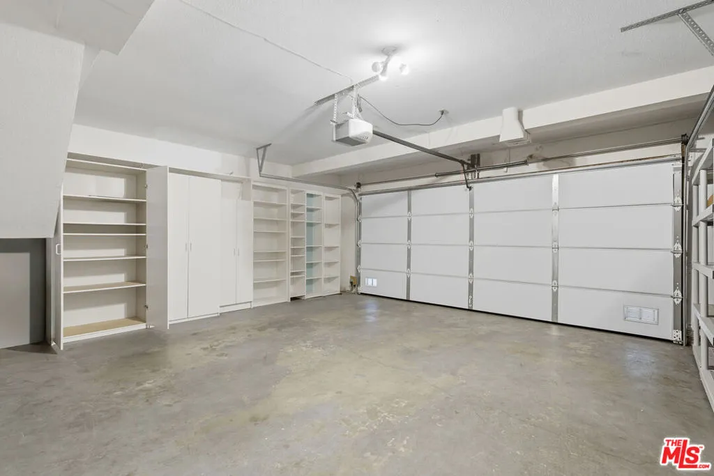 Tarzana, California 91356, United States, 2 Bedrooms Bedrooms, ,3 BathroomsBathrooms,Residential,Active,217355