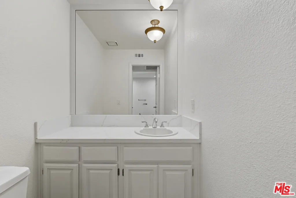 Tarzana, California 91356, United States, 2 Bedrooms Bedrooms, ,3 BathroomsBathrooms,Residential,Active,217355