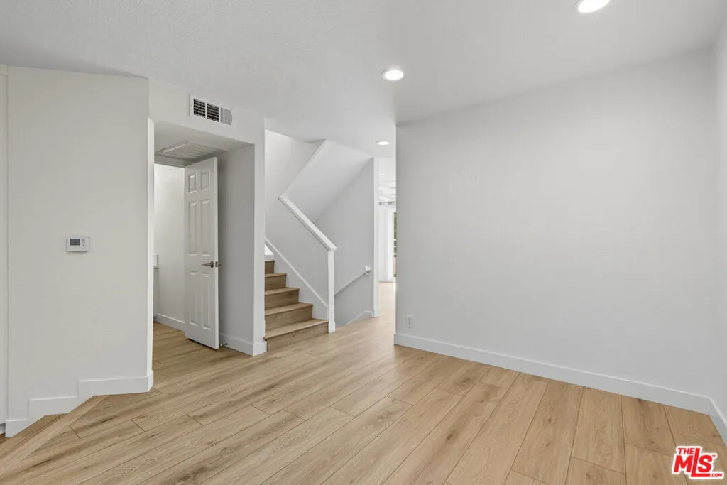 Tarzana, California 91356, United States, 2 Bedrooms Bedrooms, ,3 BathroomsBathrooms,Residential,Active,217355