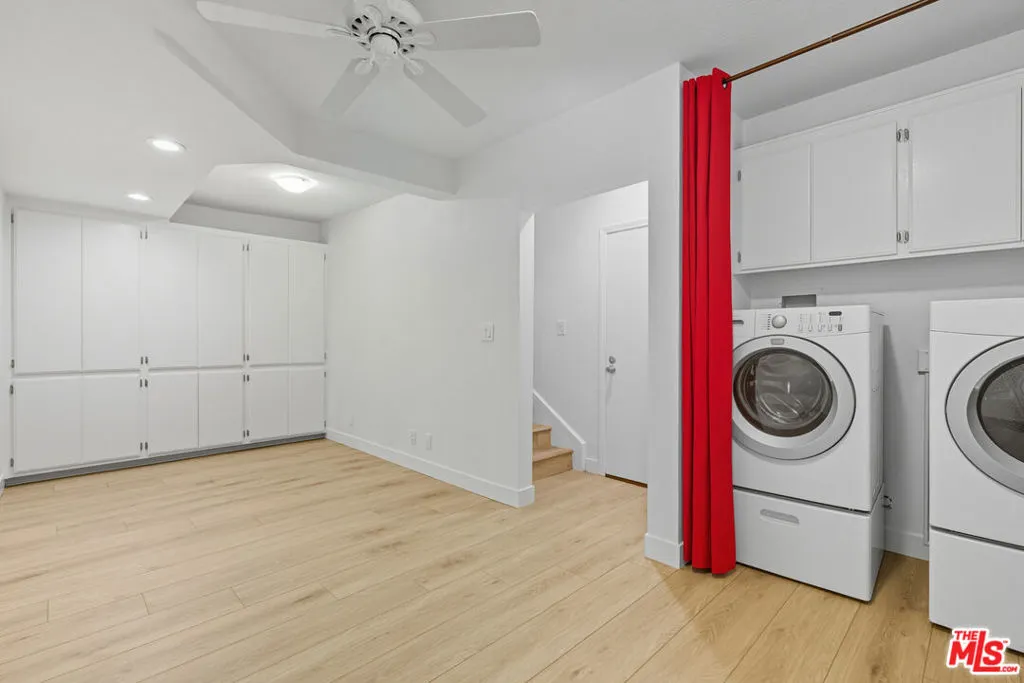 Tarzana, California 91356, United States, 2 Bedrooms Bedrooms, ,3 BathroomsBathrooms,Residential,Active,217355