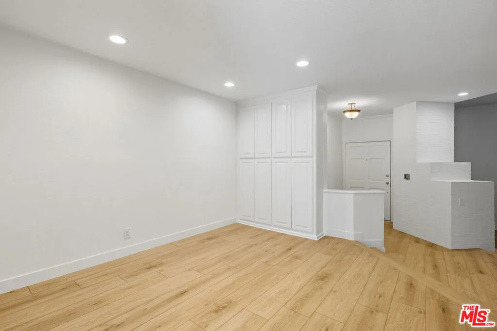 Tarzana, California 91356, United States, 2 Bedrooms Bedrooms, ,3 BathroomsBathrooms,Residential,Active,217355