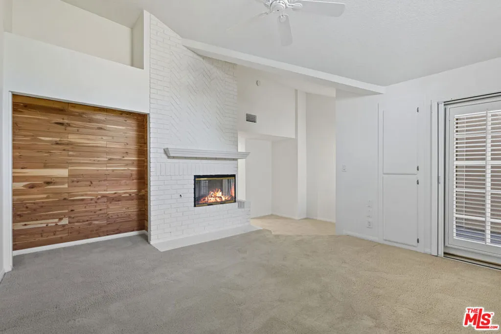 Tarzana, California 91356, United States, 2 Bedrooms Bedrooms, ,3 BathroomsBathrooms,Residential,Active,217355