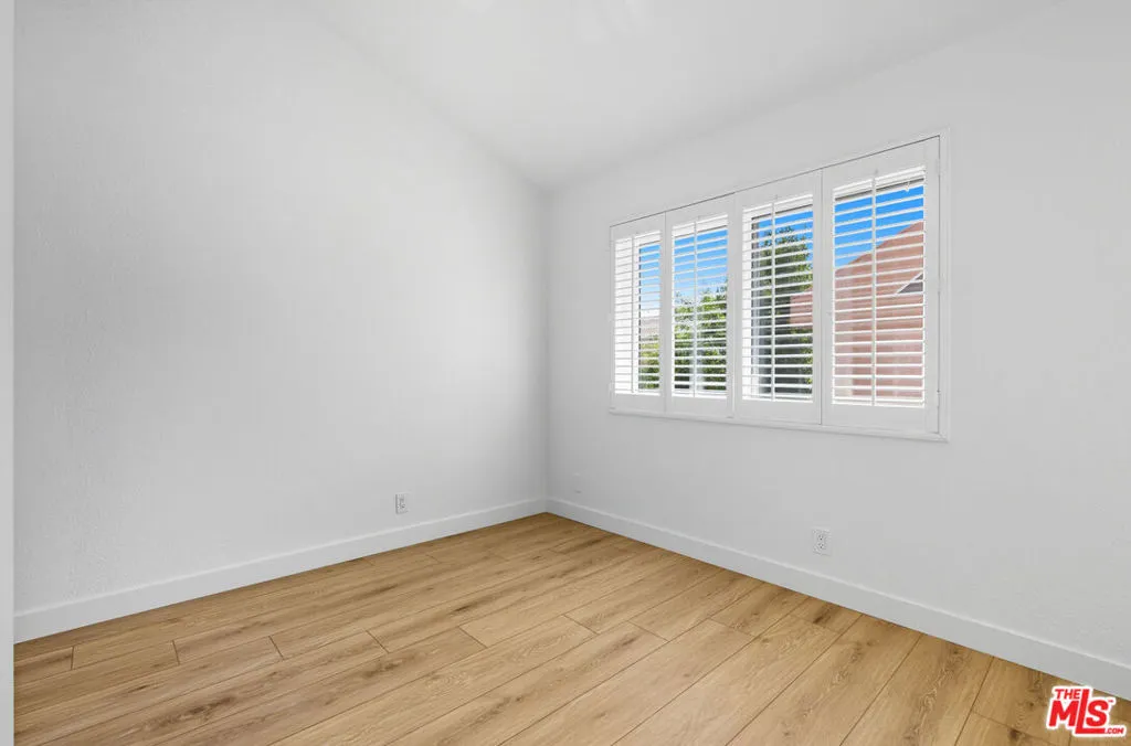 Tarzana, California 91356, United States, 2 Bedrooms Bedrooms, ,3 BathroomsBathrooms,Residential,Active,217355