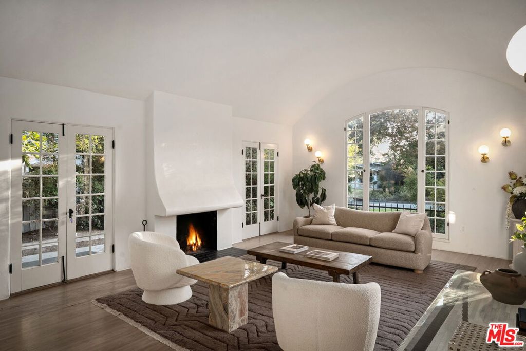 Properties 1 950 N Holliston Avenue