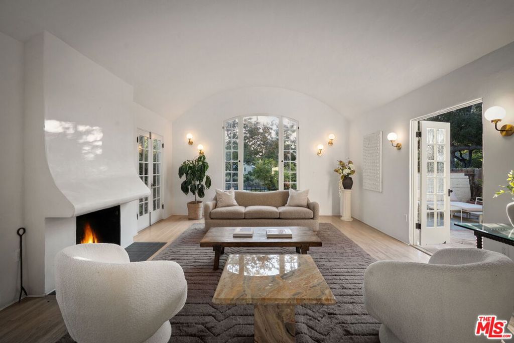 Properties 2 950 N Holliston Avenue