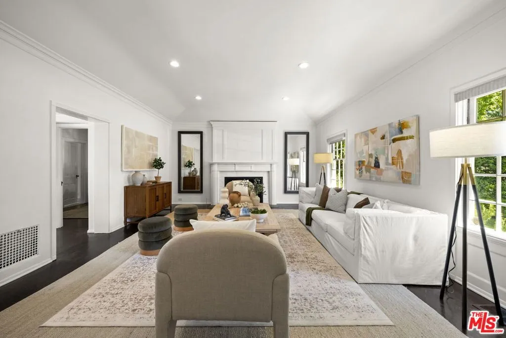 Los Angeles, California 90024, United States, 3 Bedrooms Bedrooms, ,2 BathroomsBathrooms,Residential,Active,216724