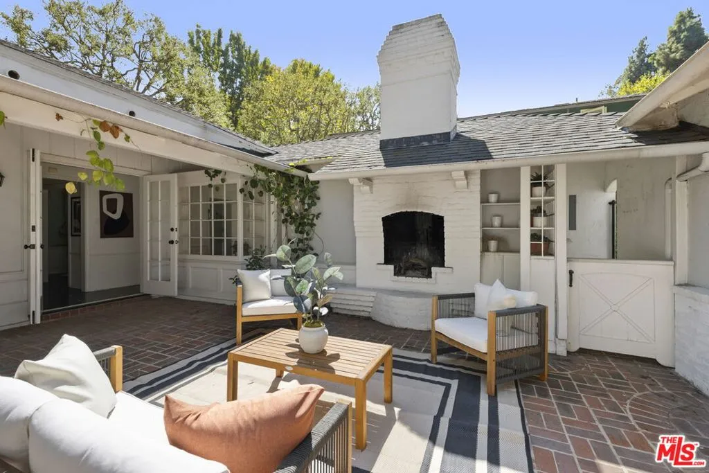 Los Angeles, California 90024, United States, 3 Bedrooms Bedrooms, ,2 BathroomsBathrooms,Residential,Active,216724